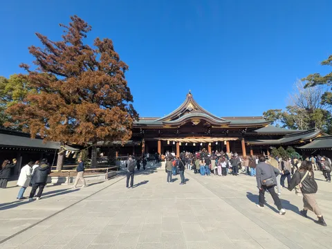 青空に映える神社の賑わい