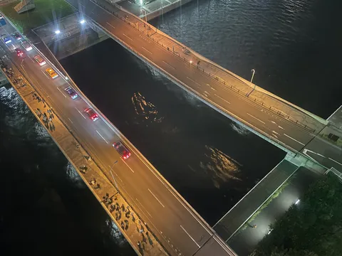 夜の橋を行く車と光