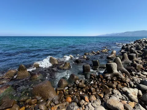 青い海と人工的な防波堤のコントラスト