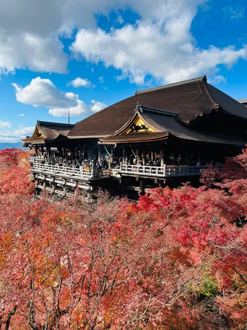 紅葉に抱かれた古都の風景