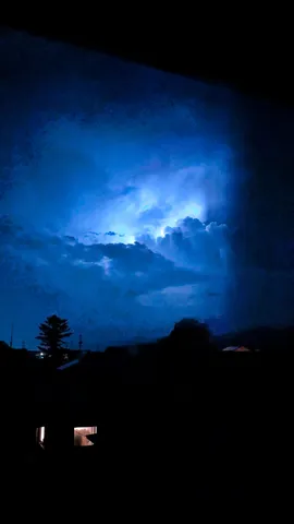 漆黒に稲光、嵐の夜景