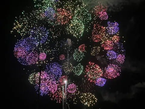 夜空を彩る、煌めく花火