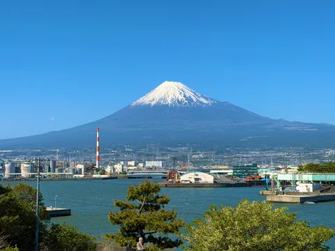 富士山と港の青い静寂