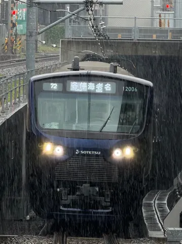 雨降るトラムの静かな瞬間