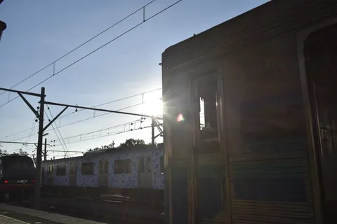 夕日の線路に響く静かな時間