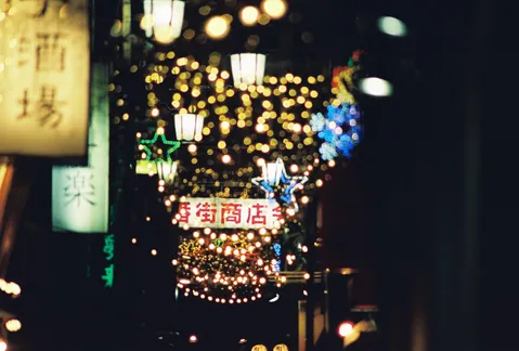 きらめく商店街の夜