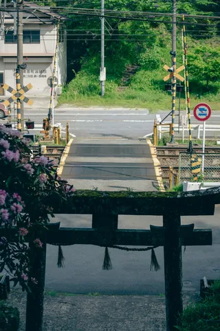 鳥居の向こう、踏切を渡る時間