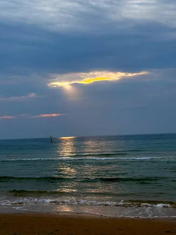空と海、神々しい光のシャワー