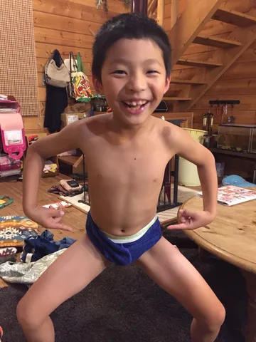 木の温もりと笑顔の一枚