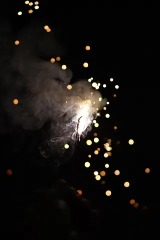 夜空を裂く閃光の瞬間
