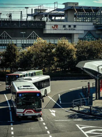 駅前の光とバスの群れ
