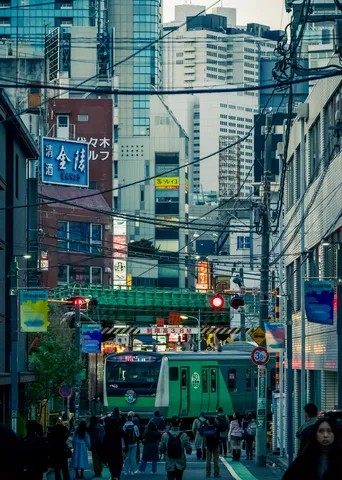 都市の層を走る電車