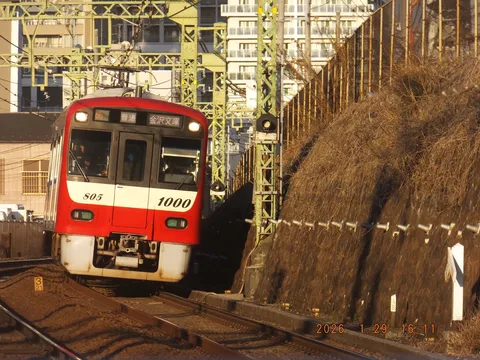 夕刻の赤い電車が走る線路