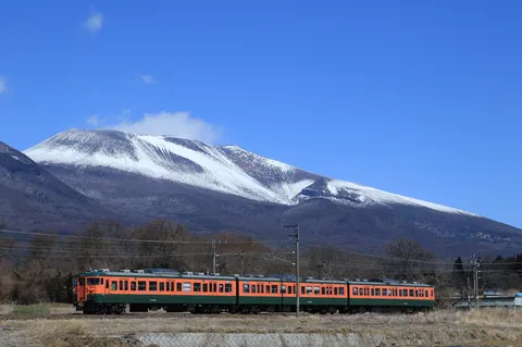雪山を背に走る、懐かしの列車
