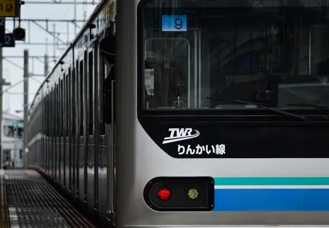 静寂を告げる、発車前のひととき
