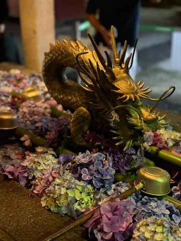 金色の竜と紫陽花の静かな水辺