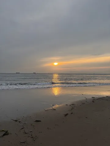 空と海、砂浜と夕日