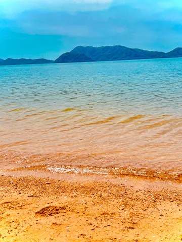 青と橙の砂浜の静けさ