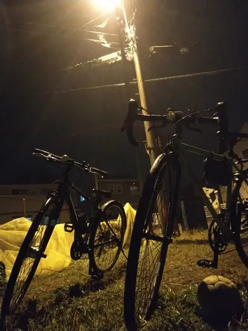 雨上がりの夜、自転車と街灯