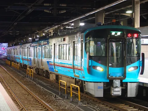 夜のホームに映える青い車両