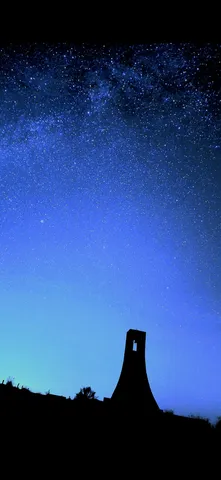 星空と塔の静かな夜