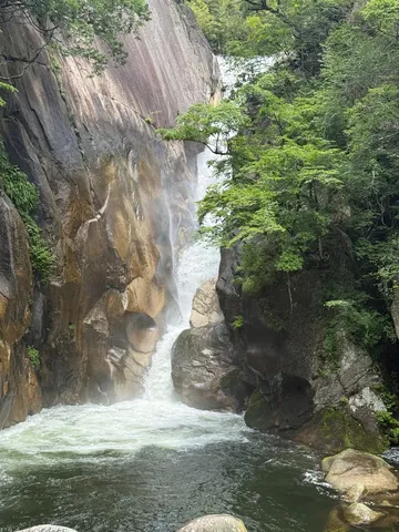 岩間を流れる水の息遣い