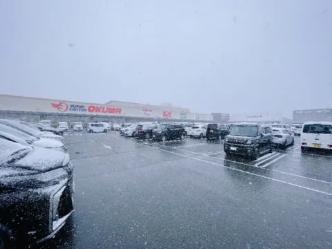 雪化粧のスーパーマーケット