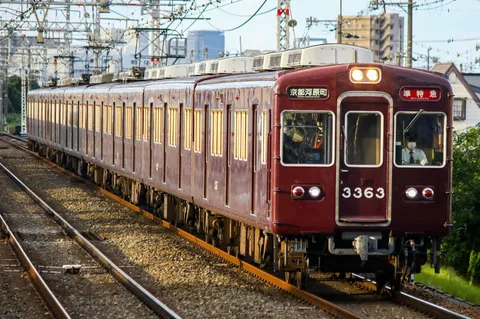 架線の迷宮を抜ける準特急