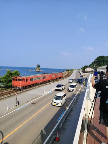 海沿いを走る電車と車