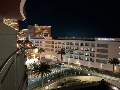 夜景に浮かぶダブルツリー