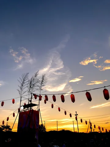 夕暮れに揺れる提灯の夜祭り
