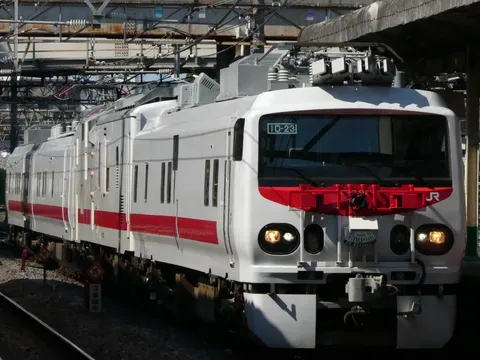 首都圏を駆ける新鋭の赤帯電車