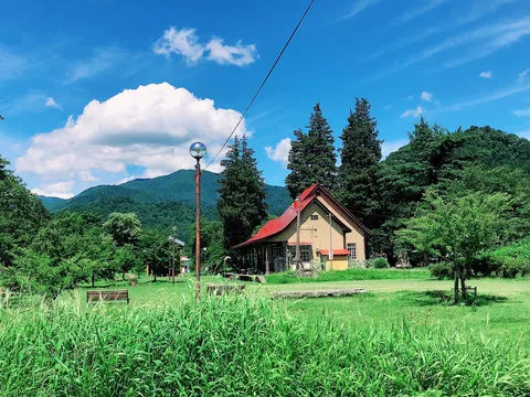 夏色に染まる山の麓の隠れ家