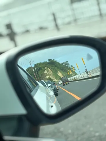 ミラー越しの道と山