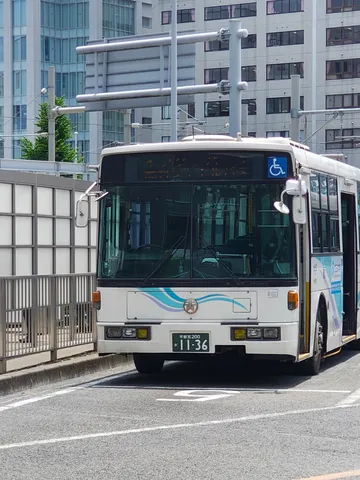街角の白いバス