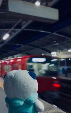 赤と青の瞬間、駅の風景