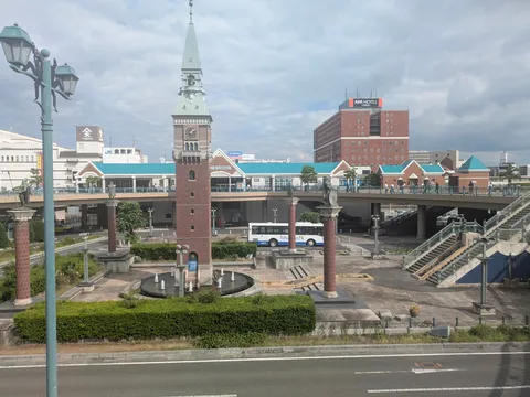 時計台と広場のレトロな風景
