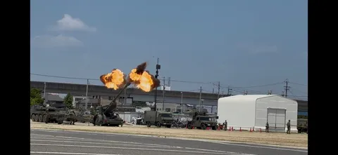 砲身から放たれる火炎