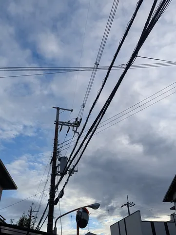 見上げれば、電気と空の交響曲