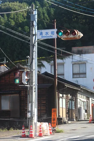 静かな交差点の風景