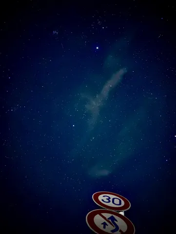 星降る夜と標識の囁き
