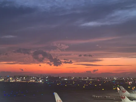 夜明け前、空と街と飛行機