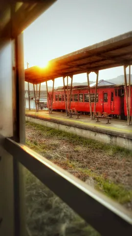 夕焼けに染まる駅のホーム
