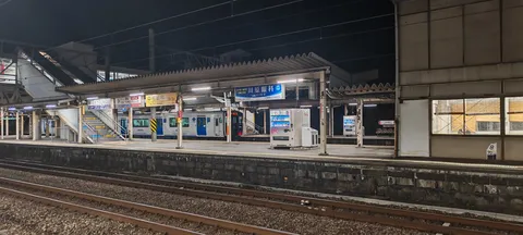 夜の静寂、駅の灯り