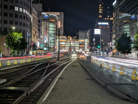 都会の夜、光の軌跡と線路