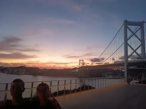 夕焼けに染まる大橋