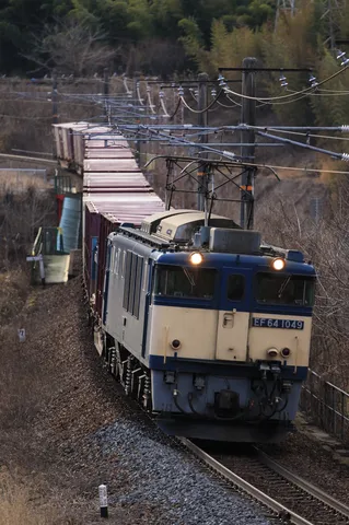 鉄路を征く青い巨体