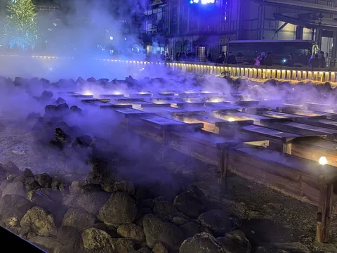 湯けむりが幻想的な温泉街の夜