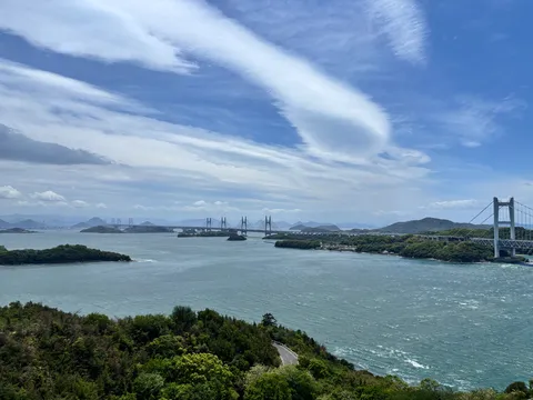 海を繋ぐ連なる橋
