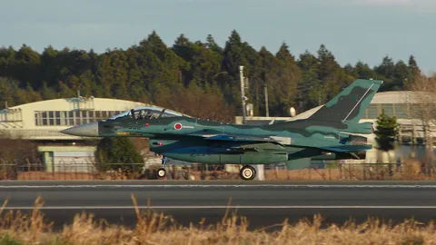 離陸する戦闘機、静かなる躍動